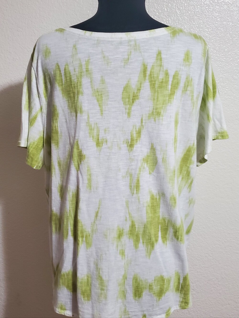 **SALE** Women's V-Neck Tie-Dye Short Sleeve Top - Green - Picture 3 of 5